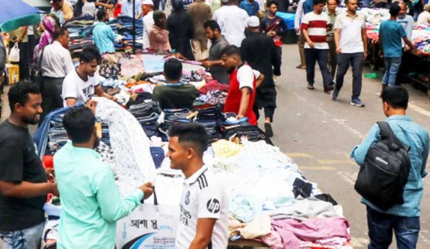 হকার ও অবৈধ পার্কিংয়ে অচল হওয়ার পথে ১০০ ফুট সড়ক