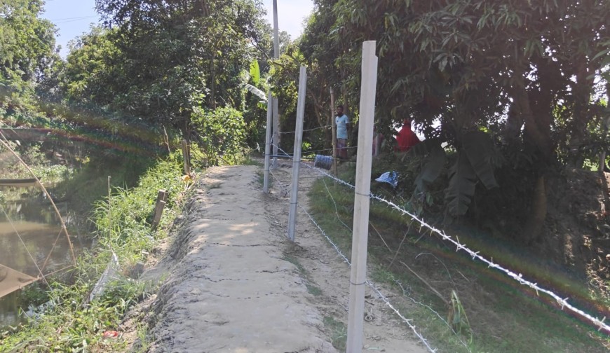 টঙ্গীবাড়িতে ব্রিটিশ আমলের পুরোনো চলাচলের রাস্তায় কাঁটাতারের বেড়া
