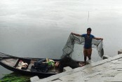 গজারিয়ায় নিষিদ্ধ জালে সংকটে দেশি মাছ.