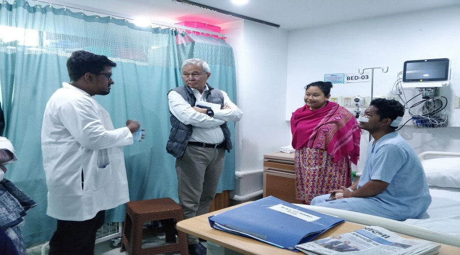 বৈষম্যবিরোধী ছাত্র আন্দোলনে আহতদের দেখতে হাসপাতালে পার্বত্য উপদেষ্টা