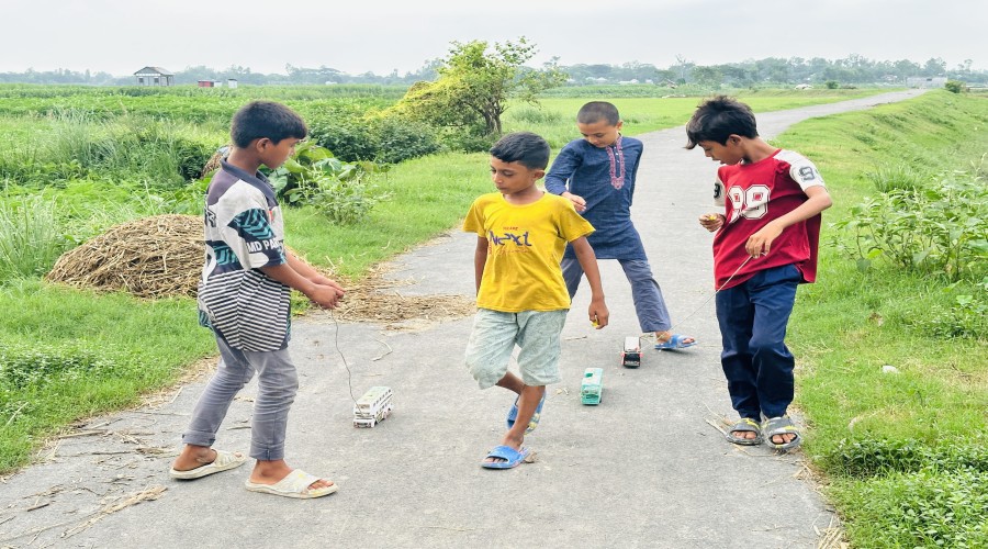 শৈশবের আনন্দে খেলনা